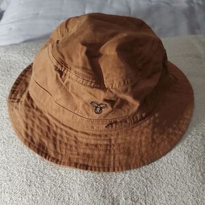 TNA ARITZIA "21 Edition Tan Logo Bucket Hat In "Caramel"